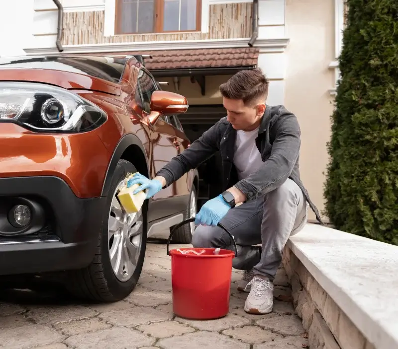 Lavage auto à domicile Bazoches-au-Houlme : professionnel intervenant sur un véhicule